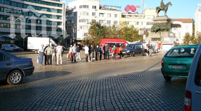 Трийсетина свиркат срещу властта пред парламента, 150 са контрите