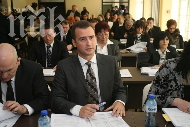 Общински съветник от ГЕРБ в Бургас докарал 3 автобуса с протестиращи