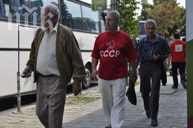 Контрапротестът се подсили с автобуси от Перник и Козлодуй