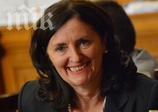 Вицепремиерът Бобева: Безработните трябва да търсят работа, а не да ходят по митинги!