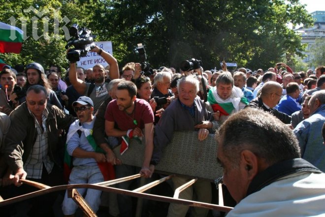11 души на прокурор заради безредиците пред парламента вчера