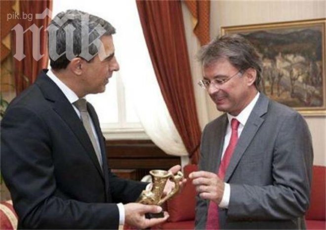 Френският посланик си тръгва без орден, но с подарък от президента