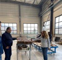 Вицепремиерът Николова посети фабрика за дограма и преградни стени във Велико Търново 