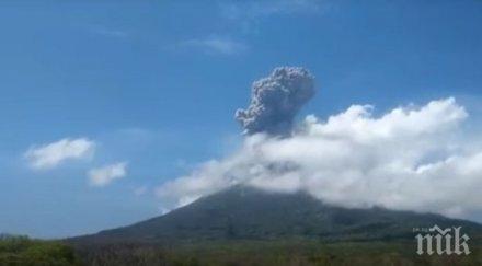 масова евакуация индонезия заради избухнал вулкан