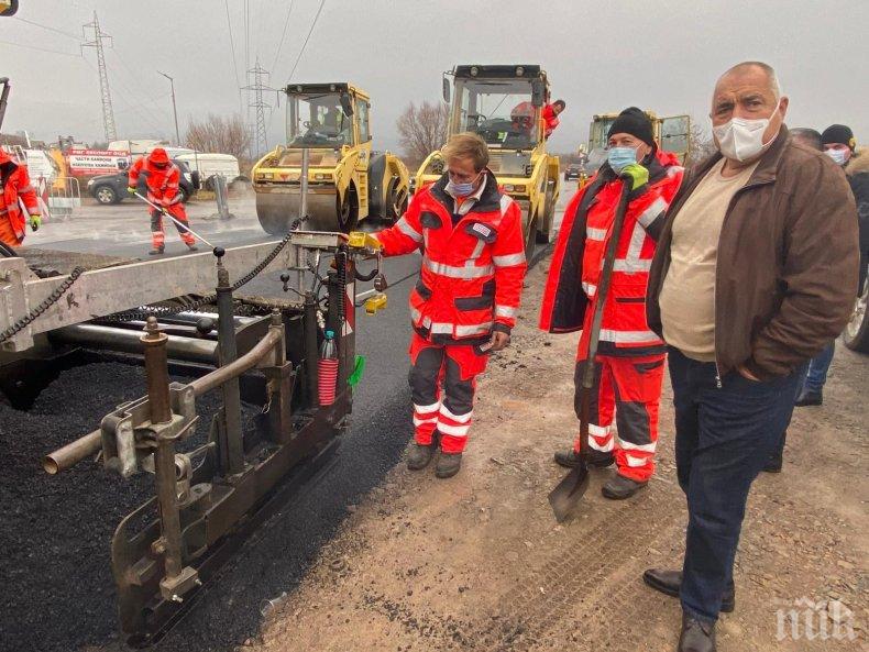 ПЪРВО В ПИК TV! Премиерът Борисов на инспекция и на Никулден: Работим и в условията на пандемия, пускаме процедурата за пътя Русе-Велико Търново (ВИДЕО/СНИМКИ)