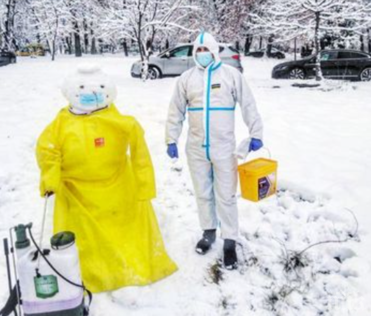 Снежен човек със защитно облекло се появи в двора на ВМА