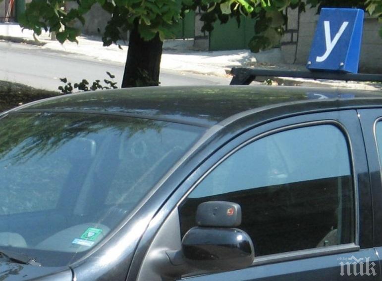 Учебен „Мерцедес“ отнесе стълб в Стара Загора