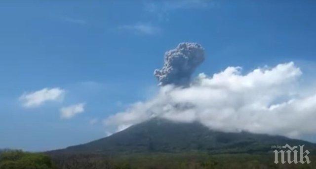 Масова евакуация в Индонезия заради избухнал вулкан