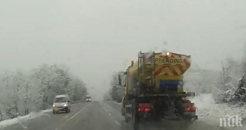 Извършени са обработки срещу заледяване по трасетата на градския транспорт и основни квартални улици на София

 