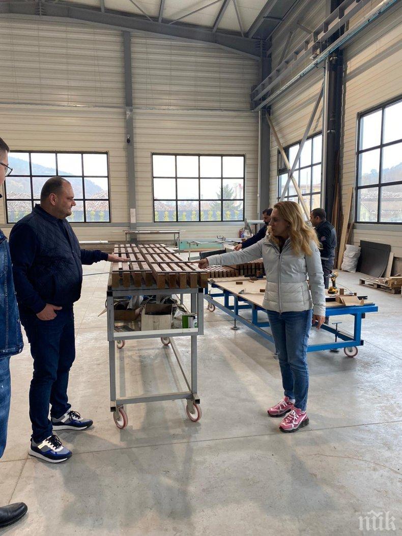 Вицепремиерът Николова посети фабрика за дограма и преградни стени във Велико Търново 