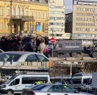 Мармалад в центъра на София! Тълпи с маски и без маски се вият на опашки. Стотици полицаи пък охраняват  протест, който го няма (ВИДЕО/СНИМКИ)