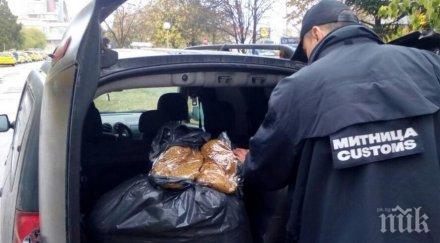 откриха контрабанден тютюн натъпкан багажник
