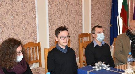 наградиха дете оказало помощ възрастен човек беда