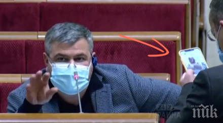 хванаха крачка украински депутат плакне око голи снимки пленарна зала