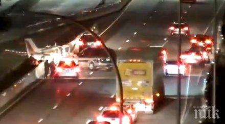 кино самолет кацна аварийно магистрала блъсна кола видео