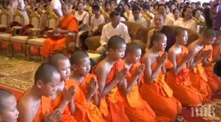 будистки монах грижи застрашени змии манастир