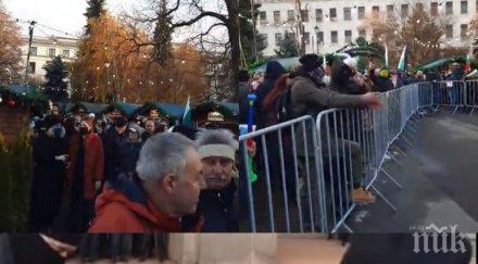 майките манолова нахлуха коледния базар обиждат хората замерят полицаите храна снимки