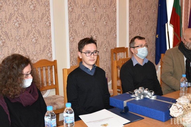 Наградиха дете, оказало помощ на възрастен човек в беда