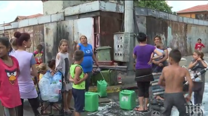 НАГЛОСТ НАСРЕД КРИЗА: Роми точат вода с нелегален кран