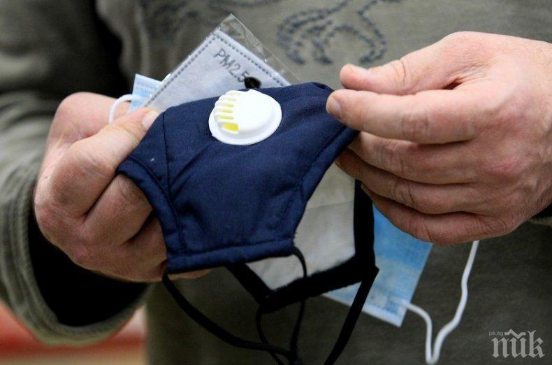 Учен твърди: Маските с клапа пропускат всички вируси навън