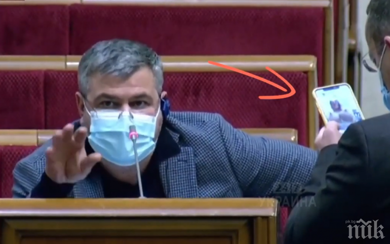 ХВАНАХА ГО В КРАЧКА: Украински депутат плакне око с голи снимки в пленарна зала