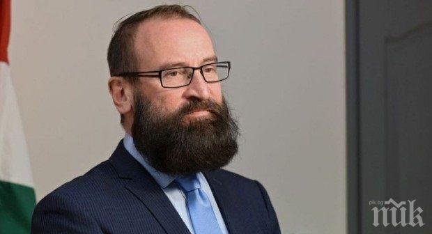 Георги Марков за гей скандала с унгарския евродепутат: От сутрин до вечер слуша за хомосексуални, бисексуални, джендъри. Сигурно е заразно и прихваща Георги Марков за гей скандала с унгарския евродепутат: От сутрин до вечер слуша за хомосексуални, бисексуални, джендъри. Сигурно е заразно и прихваща