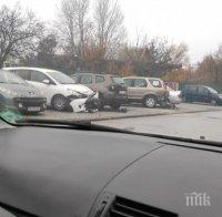 Шофьор помля паркирани в Пловдив коли