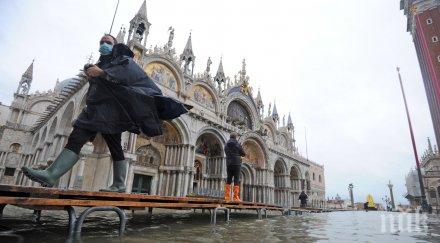 приливна вълна заля площад сан марко венеция снимки