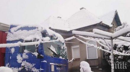 заради снега тир вряза двора къща гложене щетите големи снимки