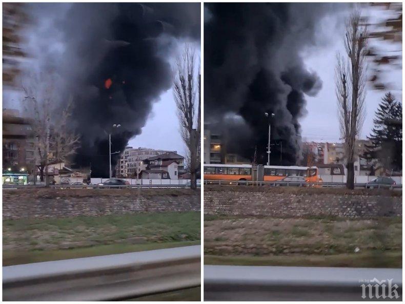 ИЗВЪНРЕДНО В ПИК! Пожар и черен дим в района на Сточна гара, два екипа огнеборци са на място (ВИДЕО)