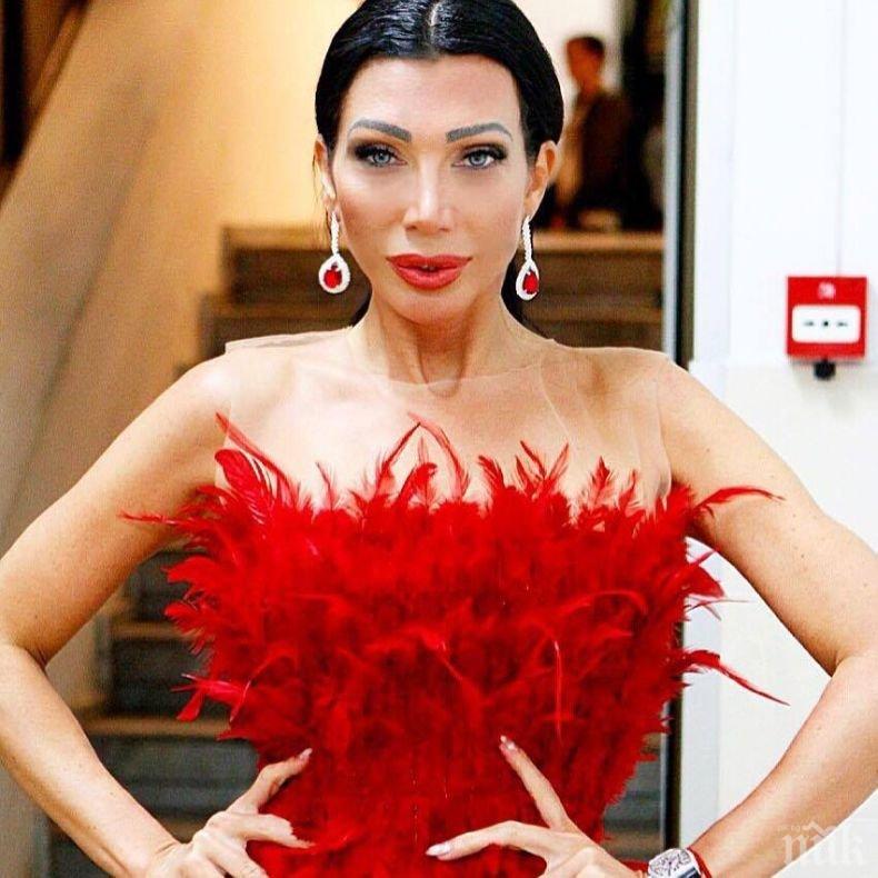 ПОТРЕС: Катрин Вачева се чекне гола пред Александър Невски (СНИМКА)