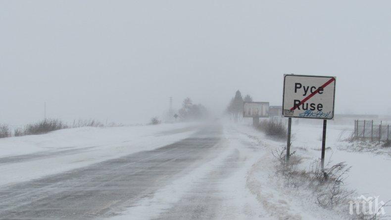 ВАЖНО ЗА ВОДАЧИТЕ: Преспи затвориха пътя Русе-Бяла