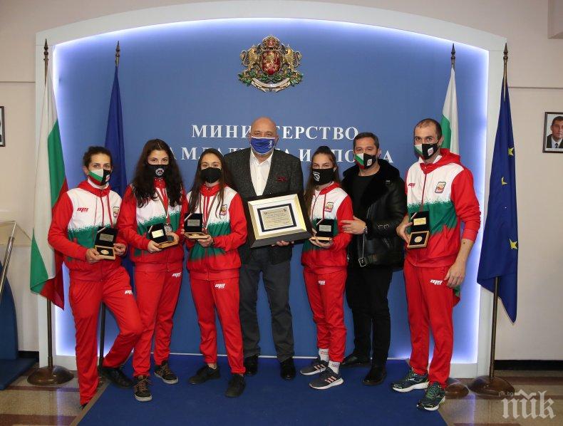 Красен Кралев награди медалистите от Европейското първенство по бокс за юноши и девойки