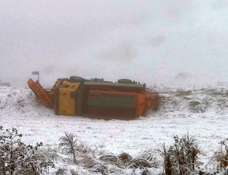 Изтеглиха обърнат на Околовръстното в София снегорин