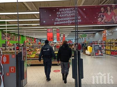 ИЗВЪНРЕДНО! Полиция влезе в Кауфланд в Бургас