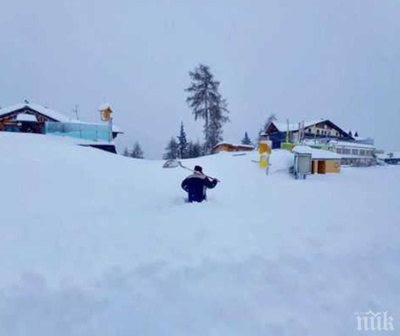 БЕДСТВИЕ: В Алпите падна 4 м сняг, хората трудно откриват къщите си