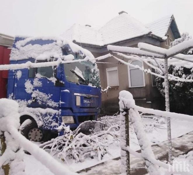 ЗАРАДИ СНЕГА: ТИР се вряза в двора на къща в Гложене, щетите са големи (СНИМКИ)