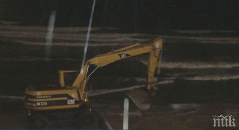 Багер разкопава по тъмно Централния плаж в Созопол