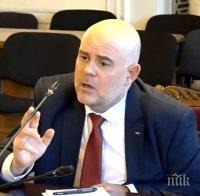 Иван Гешев награди посмъртно Евгени Диков с „Почетен знак на ПРБ“ за проявен висок професионализъм и издигане авторитета на институцията