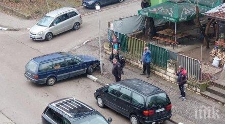 зрелищно джип пасат удариха натоварено кръстовище мездра щетите големи