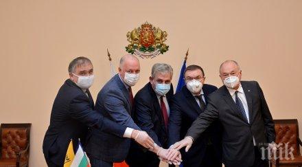 министрите росен желязков костадин ангелов валидираха пощенска марка посветена медиците първа линия снимка