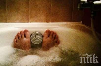 24-годишна влезе да се къпе със смартфона си – грешка, която коства живота ѝ