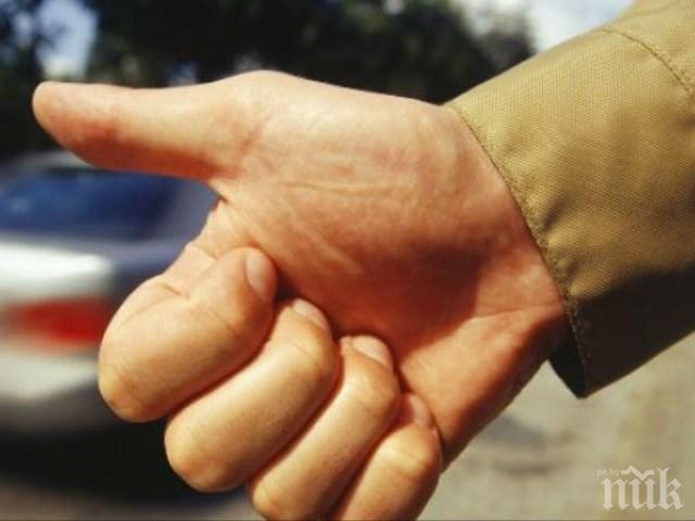 Мъж качи на стоп баща и син край Котел и съжали жестоко