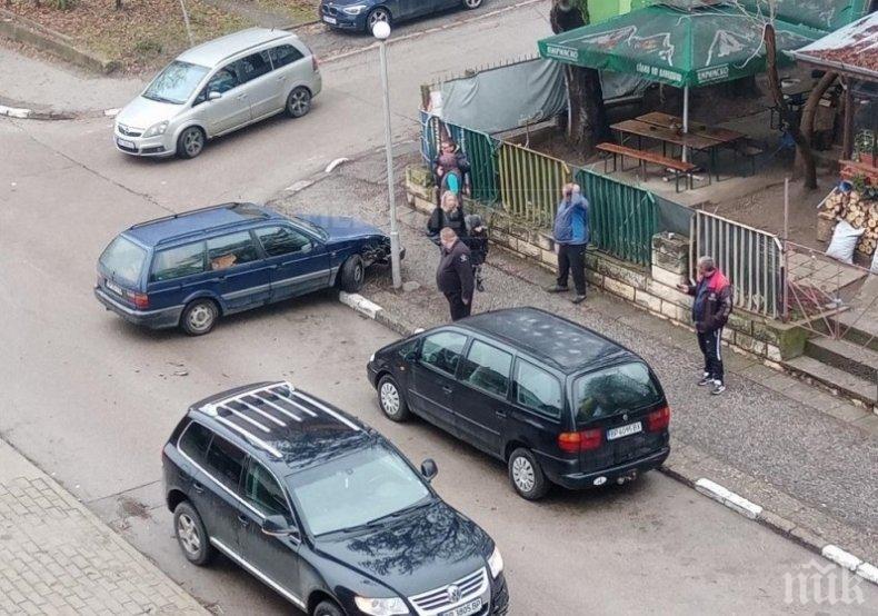 ЗРЕЛИЩНО! Джип и Пасат се удариха на натоварено кръстовище в Мездра, щетите са големи 