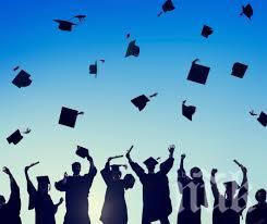 Американка завърши колеж заедно с внучката си