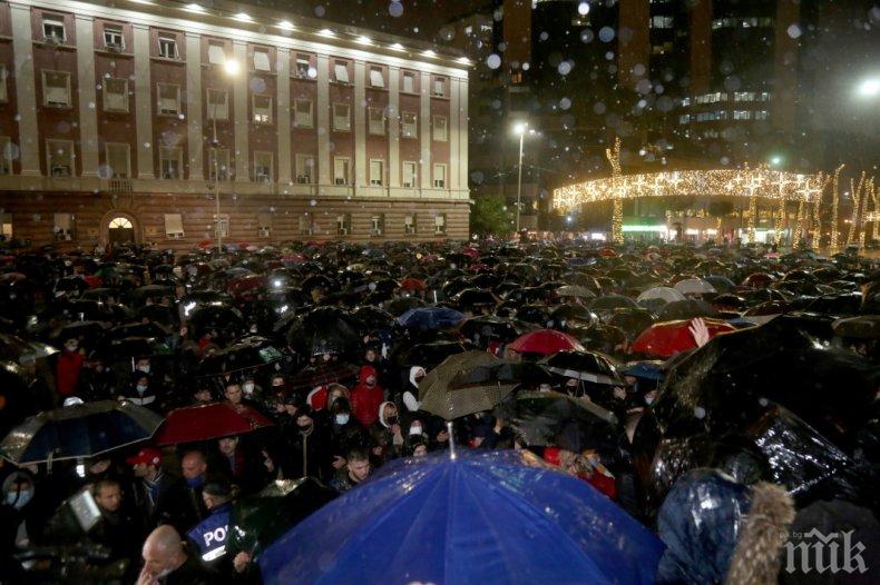 Албанският вътрешен министър подаде оставка заради пребит протестър