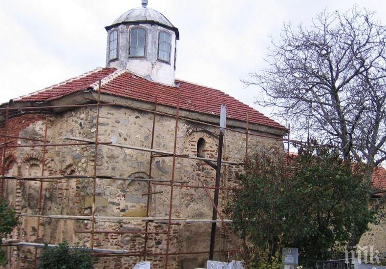 Възстановяват част от храма „Cв. Apxaнгeл Mиxaил” в гpaд Pилa