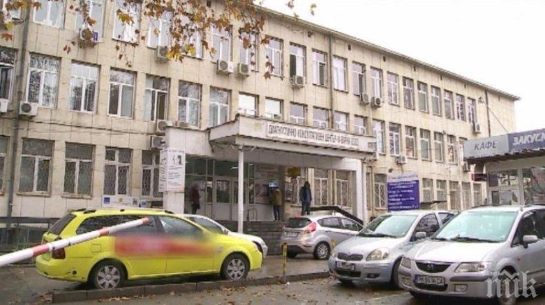 УЖАСЯВАЩА СЦЕНА: Бездомник почина на стълбите пред поликлиника във Варна – трупът чакал полиция пред погледа на пациентите 