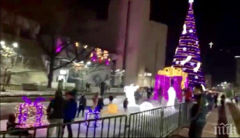 Деца си играят с кабелите на новогодишната украса в Благоевград. Къде е общинската охрана, къде са родителите им?