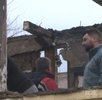 Доброволци помагат на хора с изпепелен в пожар дом